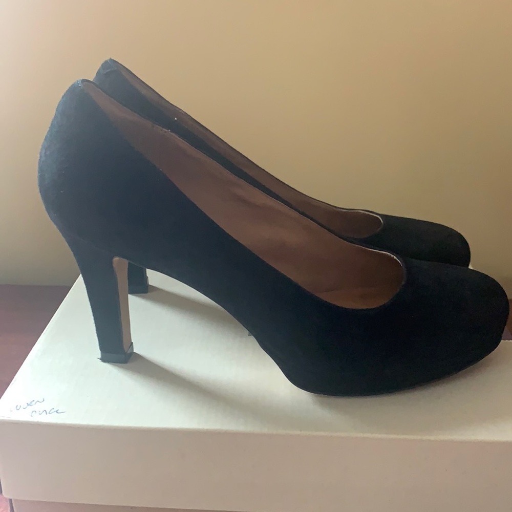 Clarks Delhi’s Bliss Black Sued heel